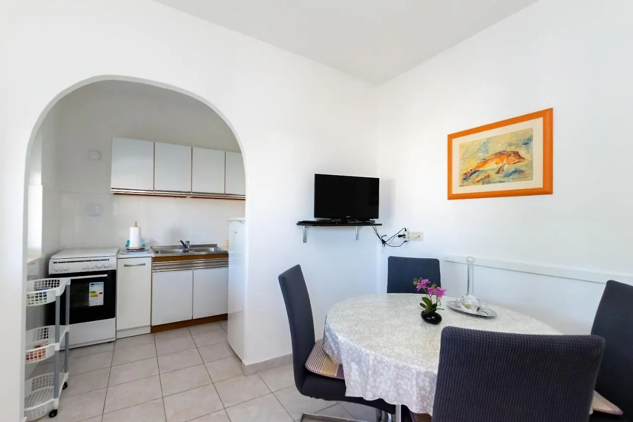 Apartment Miljenko Lopar